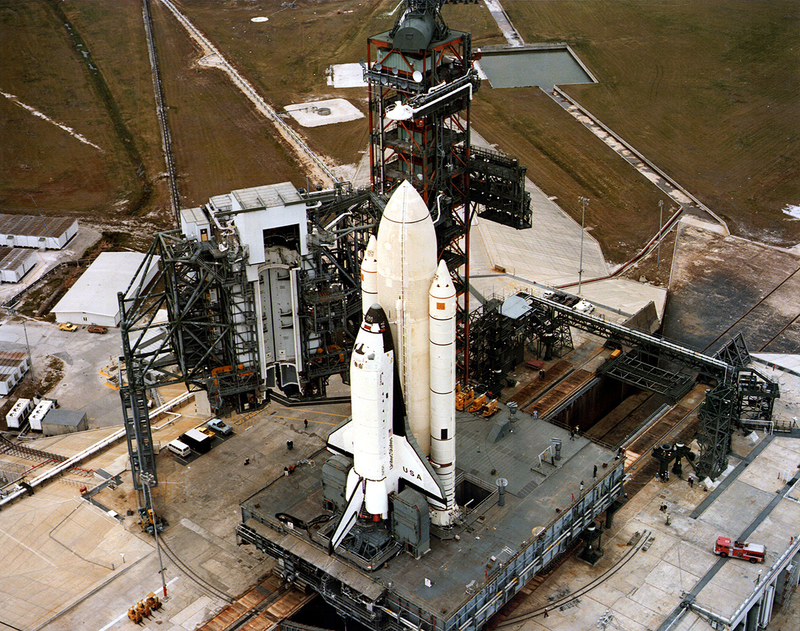 Illustration for article titled This Is Why The Space Shuttle's External Fuel Tank Stopped Being Painted White